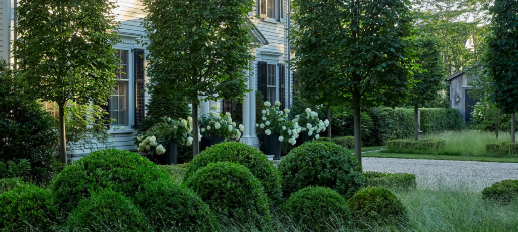 “down-to-earth-home-welcoming-earth-element-garden-house-hamptons”>