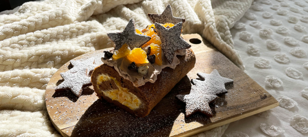 “festive-chocolate-clementine-roll-cake”>